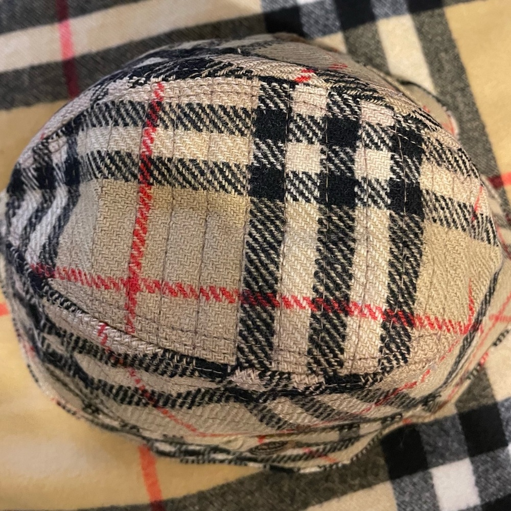 Burberry’s Beige Plaid Bucket Hat with Red and Black Check - Picture 2 of 4